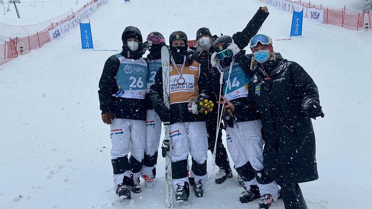 Puckellaget i Kazakstan. Från vänster: Felix Elofsson, Albin Holmgren, Ludvig Fjällström, Lasse Fahlén, Oskar Elofsson, Ewa Heidvall.