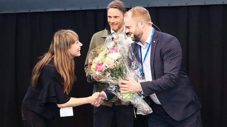 Pernilla Remröd från Ahrbom och Partner Arkitekter och Sebastian Westin från Westins Fönsterteknik AB tar emot Glaspriset för renoveringen av Kulturhuset i Stockholm. (Foto: Tobias Svensén)