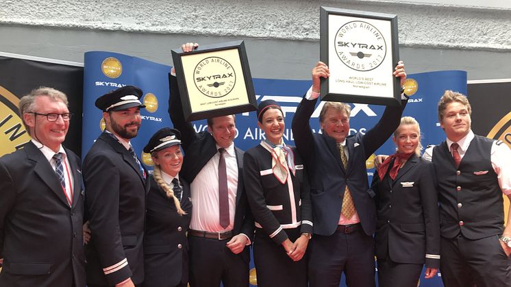 Norwegianin kaupallinen johtaja Thomas Ramdahl, hallituksen puheenjohtaja Bjørn Kise ja yhtiön työntekijöitä Pariisin, Oslon ja Lontoon tukikohdista ottivat SkyTrax-palkinnot vastaan 20.6.2017 Pariisin ilmailunäyttelyssä.