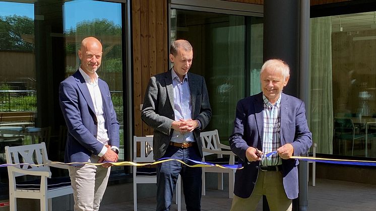 På bilden: Jens Almcrantz NCC, Jesper Brandberg och Bengt-Åke Nilsson som klipper band vid invigningen av Öster Mälarstrands äldreboende.