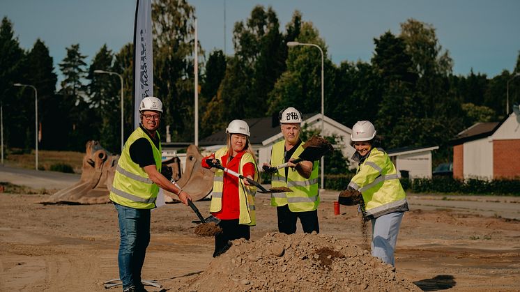 Från vänster: Kurt Nyström, vd Contractor Skellefteå, Evelina Lundgren, köpare, Lorents Burman, kommunalråd Skellefteå kommun, Ulrika Nyström, affärsområdeschef Riksbyggen