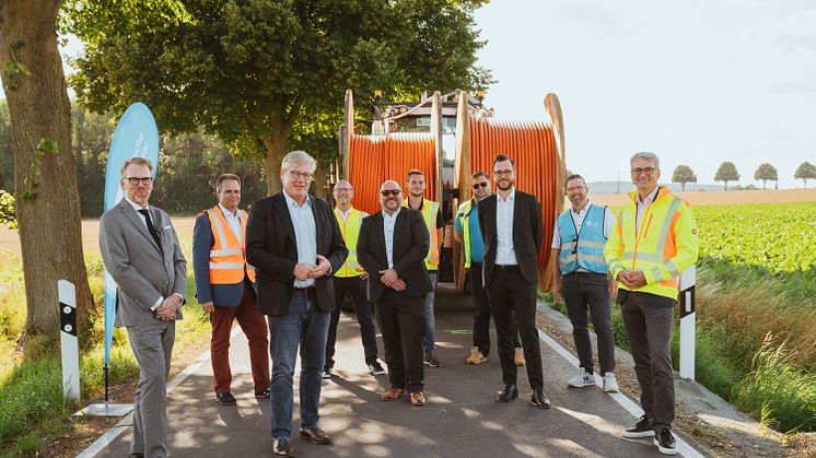 Niedersächsischer Wirtschaftsminister Dr. Bernd Althusmann besichtigt Glasfaserbaustelle u.a. mit Vertretern von Deutsche Glasfaser und der Firma Layjet. (MW/Jasper Ehrich Fotografie)