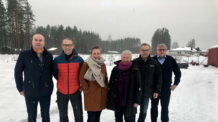 Om to år skal Anno Dokumentasjonssenter med fellesmagasin stå klart til innflytting på tomta bak Sven Inge Sunde (f.v.), Espen H. Skjærbakken, Toril S. Hofseth, Vigdis Vingelsgaard, Knut Andersen fra Plan1 og Jan Hoff Jørgensen.