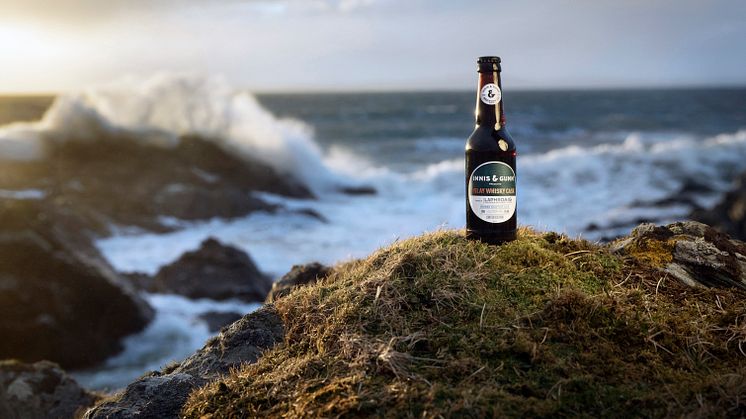  Skotska Innis & Gunn lanserar 'Islay whisky cask' i samarbete med Laphroaig och konstnären Hope Blamire.