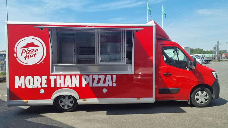 Världens största pizzahus åker på turné med världens minsta pizzeria 