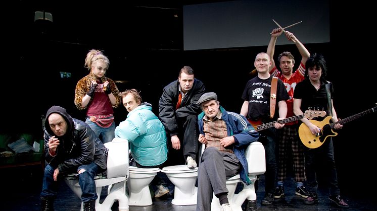 Bilde fra 2008 da Verdiløse menn hadde urpremiere på Torshovteatret. Fra venstre: Jan Sælid, Marte Engebrigtsen, Gard B. Eidsvold, Kim Sørensen, Finn Schau, Petter Pogo, Runar «Kula» Johannessen og Petter Baarli.  (Kristine Jakobsen)