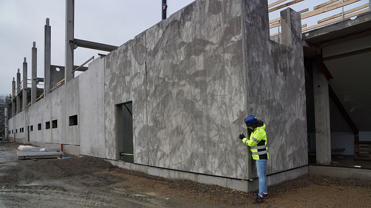 Den grafiska betongen är framtagen av konstnär Mikael Göransson