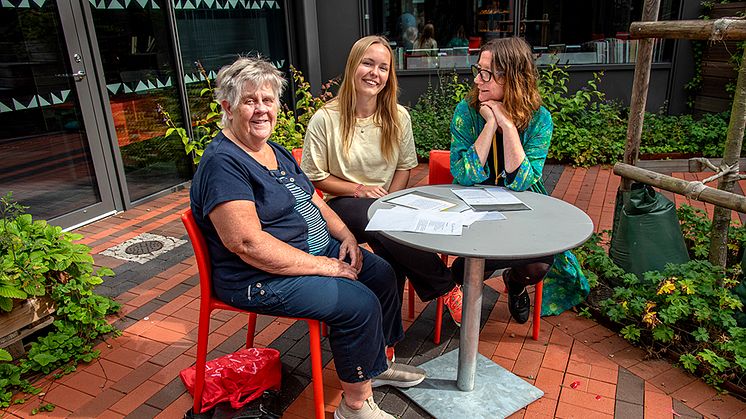 Deltagaren Siv Tengman, hälsoutvecklare Alice Fahlgren och bibliotekarien Karin Kraft tycker alla att biblioterapiträffarna i våras var givande. Nu i höst fortsätter hälsosatsningen med en ny grupp.