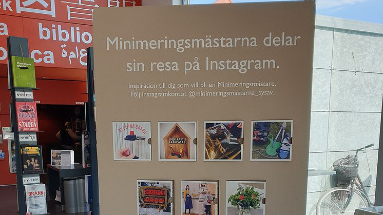 På kommunernas bibliotek går det att se en utställning om Minimeringsmästarna. Om du inte har möjlighet att besöka biblioteken, så delar de tävlande hushållen med sig av hur de tar sig an utmaningarna i sociala medier.