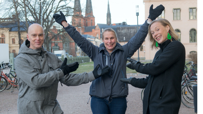 Bild: Per Askling och Karin Ripol, hälsar Magdalena Thorsbrink välkommen till bolaget. Foto: Structor