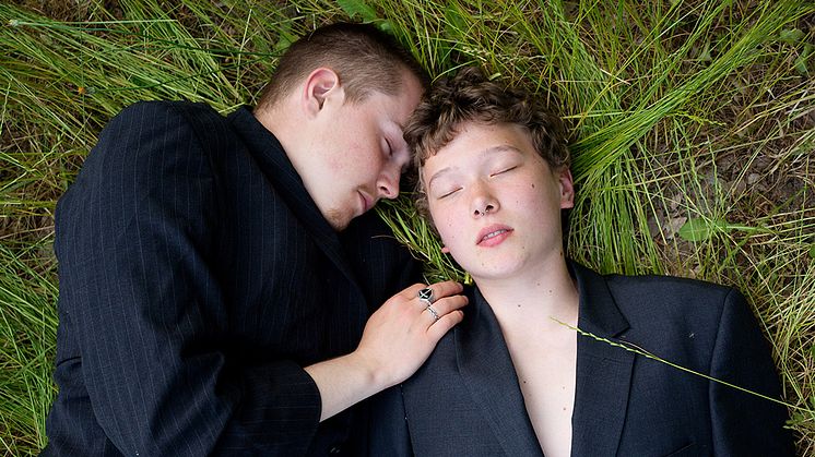 Fotografen Åsa Sjöströms porträtt av ickebinära, på bilden Charlie och Oliver, visas i S:t Johannes kyrka.