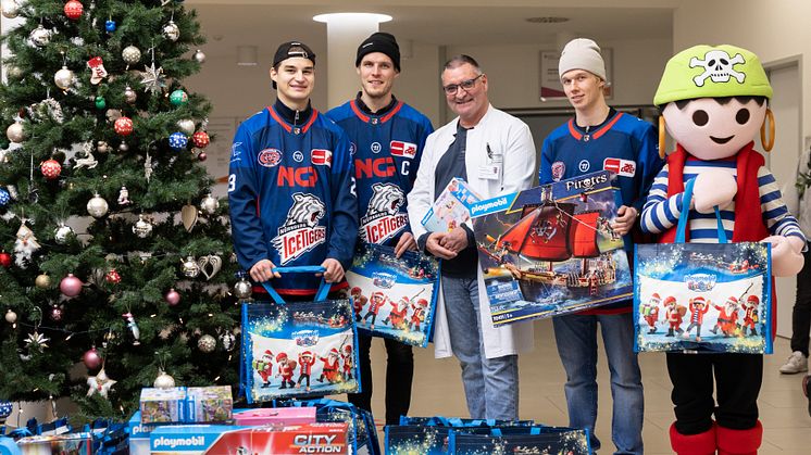 Maskottchen Pucki von den Nürnberg Ice Tigers und Rico von PLAYMOBIL lassen Kinderaugen strahlen