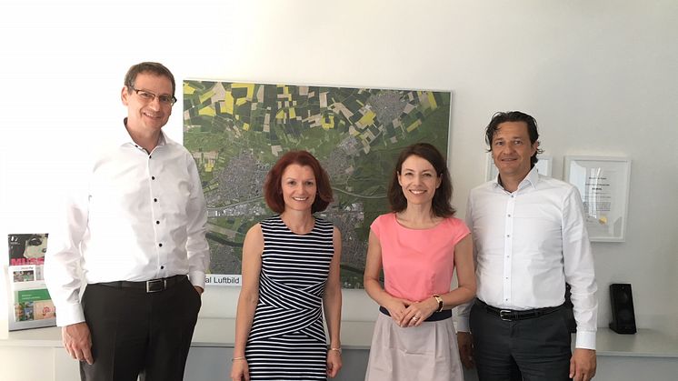 Dr. Stephan Zimmermann (Geschäftsführer Deutsche Glasfaser), Anke Prätzas (Wirtschaftsförderung Stadt Maintal), Monika Böttcher (Bürgermeisterin Stadt Maintal) und Frank Geltinger (Bereichsleiter Geschäftskundenvertrieb Deutsche Glasfaser))