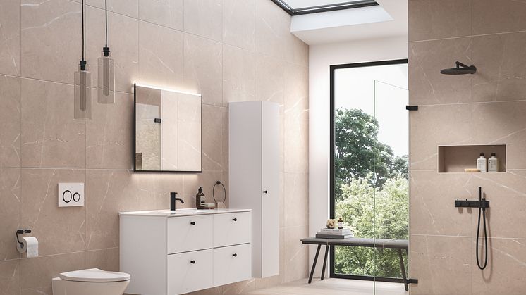 Vuoden 2024 trendikkäimmässä kylpyhuoneessa luonnonmukaiset laattapinnat yhdistyvät linjakkaisiin kalusteisiin. Kuvassa IDO Elegant -allaskaluste ja -kaappi, Geberit Option Plus Square -peili sekä IDO Glow -wc-istuin. 