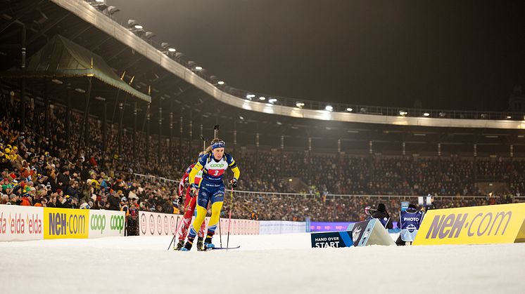 Elvira Öberg på Skidskyttekampen på Stockholm Stadion.