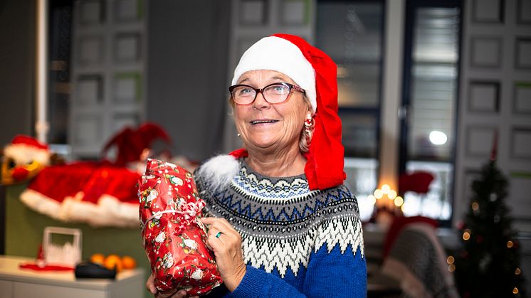 Åse Lerfald gleder seg til å løse nye pakkemysterier. Foto: Håvard Jørstad