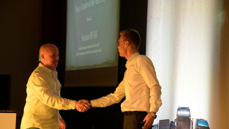 Iveco´s business director Lars Beck gratulerar Wåge Sörman, Sörman Bil, till årets Iveco-återförsäljare i Sverige.