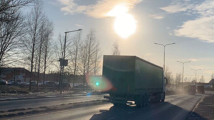 Svevestøv fra vei-, dekk- og bremseslitasje samt strøsand og singel dannes og bygger seg opp gjennom hele vinteren. Snø og is holder det nede, men når veiene blir bare frigjøres det grove svevestøvet og kan virvles opp fra veibanen. Foto: NILU