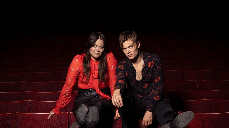 Klara Söderberg, från First Aid Kit, och Viktor Norén gör huvudrollerna i HAIR när musikalen gästar Sara kulturhus i vår.