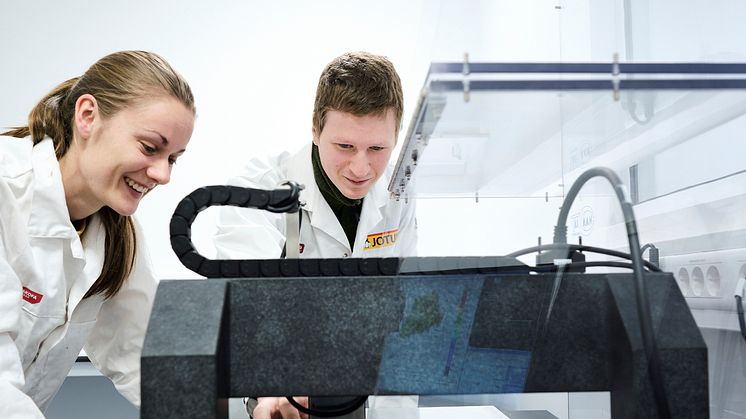 Kristin Søiland og Jamie Foster på laboratoriet hos Jotun. Foto: Morten Rakke