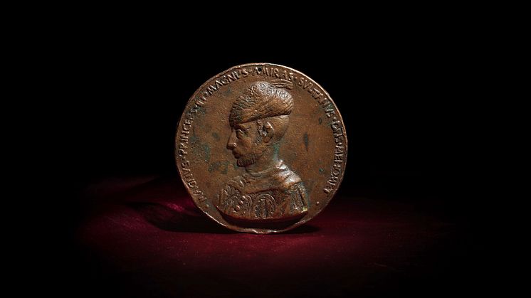En bronzemedaljon med et unikt og tidligt portræt af Sultan Mehmed II, Italien, ca. 1450 er vurderet til GBP 1.500.000-2.000.000 og kommer på auktion hos Bonhams, som Bruun Rasmussen er en del af. 