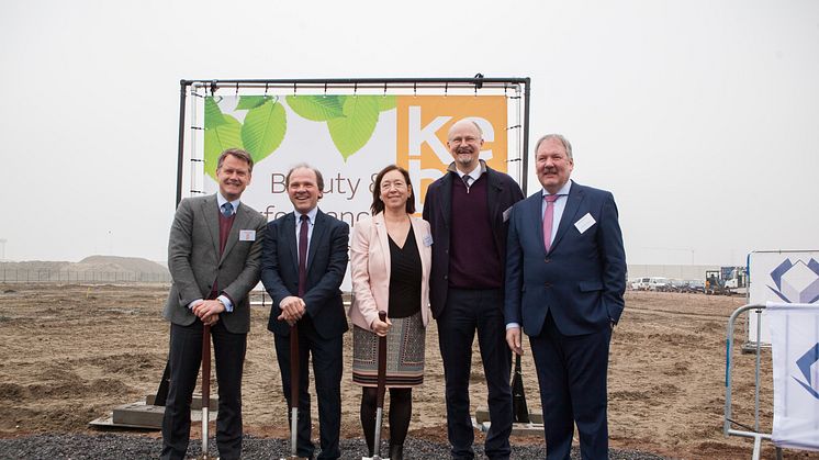 Christian Jebsen (CEO Kebony), Philippe Muyters (Flämischer Minister), Ingrid Schulerud (Norwegische Botschafterin), Thomas Hoegh (Direktorium Kebony), Marc Van de Vijver (Bürgermeister Beveren)