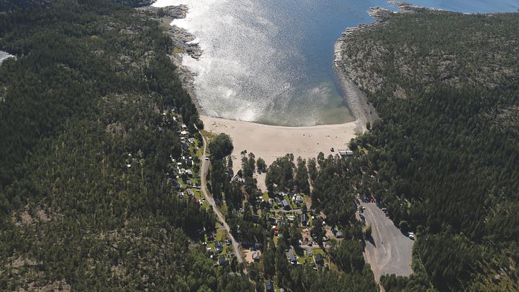 Smitingens havsbad har en enorm potential för en camping tack vare läget mitt i världsarvsnatur med bland annat lökgrottor och andra storslagna naturupplevelser.