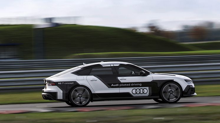 Självkörande Audi RS 7 i mål på Hockenheim