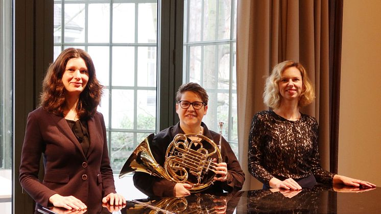 Eva Meitner, Katharina Hesse und Juliane Harberg (v.l.) vom Trio TastoCorno im Wintergarten des Bläserhauses der HMT - Foto: Werner Schneider