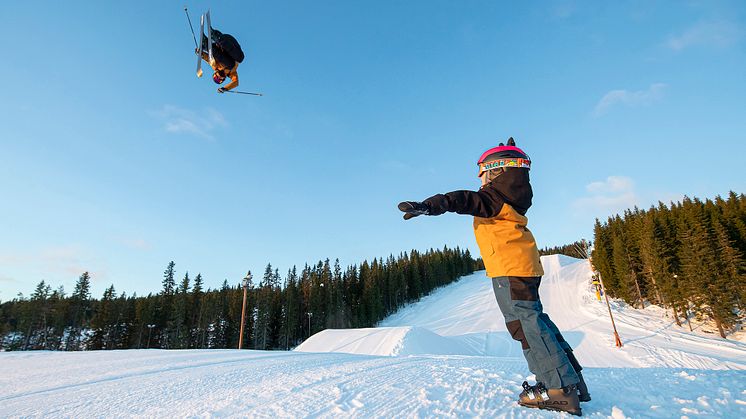 Anders Backe flyr høyt i Trysil, og datteren Anna (5 år) heier. Foto: Ola Matsson/SkiStar Trysil