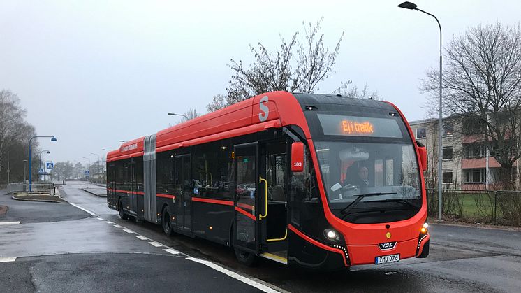 En av de nya elbussarna som ska trafikera snabbusslinjen ute på testtur. 