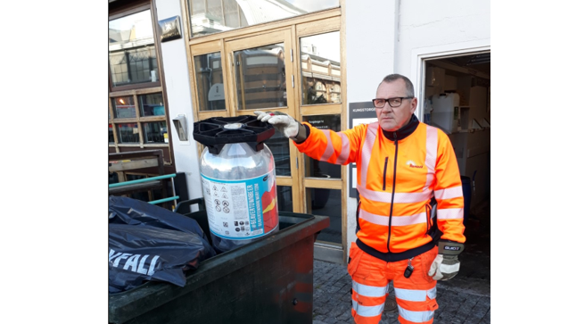 Miljöarbetare Bert Ove Carlsson från Renova hanterar dagligen trycksatta engångsbehållare för dryck.