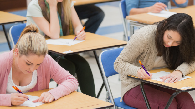 Studenter som skriver högskoleprov.