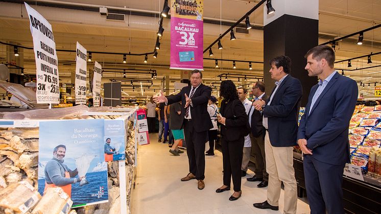 Fiskeriminister Harald Tom Nesvik og fiskeriutsending Øystein Valanes på Carrefour (Foto: Norges sjømatråd)