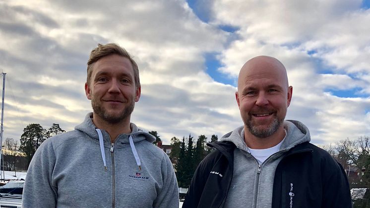 Joakim Eriksson och Mattias Norström välkomnar vid bryggan i Saltsjö Duvnäs, 