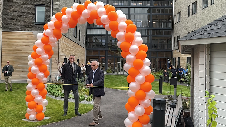 Fastighetsnämndens ordförande Jesper Brandberg (L)  och äldrenämndens ordförande Bengt-Åke Nilsson (L), inviger tillsammans det nya äldreboendet på Södra Källtorp.