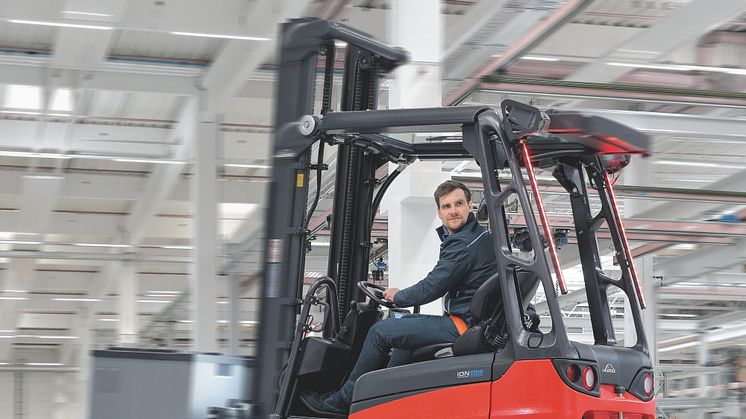 Med "den perfekta trucken" presenterar Linde Material Handling en specialutgåva av Roadstermodellen med optimal sikt. Ett unikt truckkoncept kombineras med de senaste säkerhetsfunktionerna.