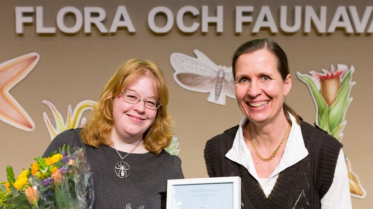 Kajsa Mellbrand tar emot Artdatabankens naturvårdspris 2017 av Lena Sundin Rådström, chef för Artdatabanken, SLU.