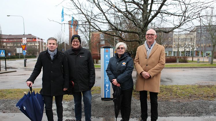 Anders Torslid – Kraftstaden fastigheter, Paul Åkerlund – Trollhättans stad, Pia Brühl Hjort – Trollhättan Energi och Jan Theliander – Högskolan Väst invigde de nya laddplatserna vid Högskolan Västs parkering. 