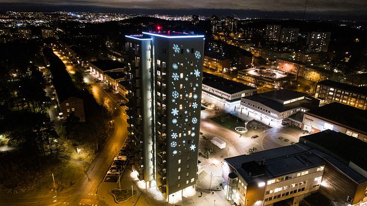 Bostadsbolagets hus vid Kortedala torg har fått en ljusdesign som förstärker huset identitet som landmärke. 