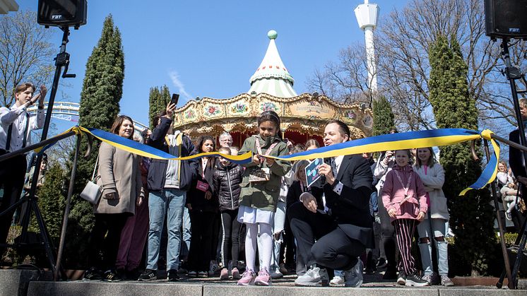 Här klipper sexåriga Luna Park bandet och inviger nya området med samma namn på Liseberg. Foto: Will Rose