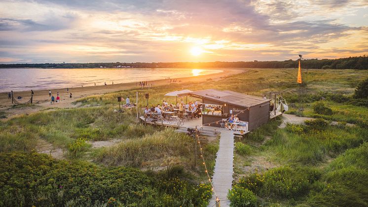 Kvällshäng, god mat, solnedgång och strand - det här är Lillebror. Foto: Stefan Mjellander.