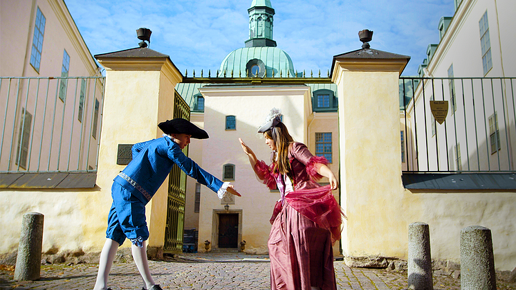 Linköpings slotts- och domkyrkomuseum är ett av besöksmålen som figurerar i Tidsresan. På bilden Leo Swanström och Melinda Eriksson från Linköping som medverkar i filmen. Foto: Filmfinity