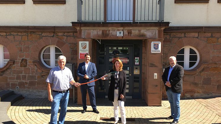 V.l.: Erster Beigeordneter Walter Horn (Gemeinde Fronhausen), André Rößner (Deutsche Glasfaser), Claudia Schnabel (Bürgermeisterin Gemeinde Fronhausen), Stefan Teutscher (Deutsche Glasfaser)