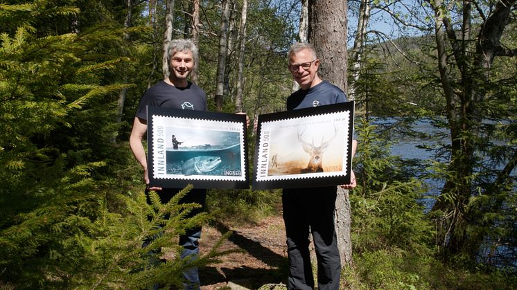 De møttes ved et vann i marka for lansering av frimerkene som markerer 150-årsjubileet til Norges Jeger -og Fiskerforbundnd, NJFFs generalsekretær Eldar Berli (til venstre) og Postens frimerkedirektør Halvor Fasting. Foto: Tore Oksnes
