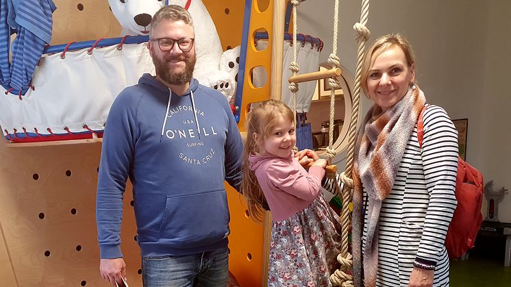 David Schubert mit seiner Familie im Geschwisterzimmer des Kinderhospizes