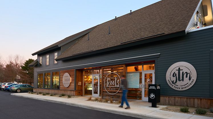 Roots Café, located in Westbrook, Maine, features an envelope comprising a mix of HardiePlank lap siding and Kebony Clear cladding.