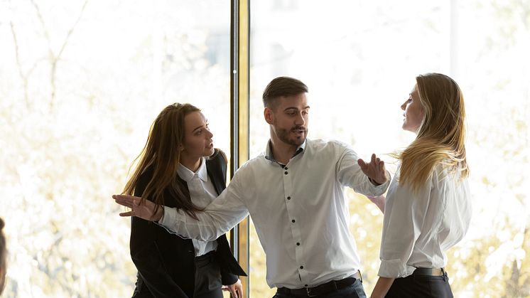 Den som ingriper mot mobbning riskerar inte att själv bli utsatt, visar en ny studie.