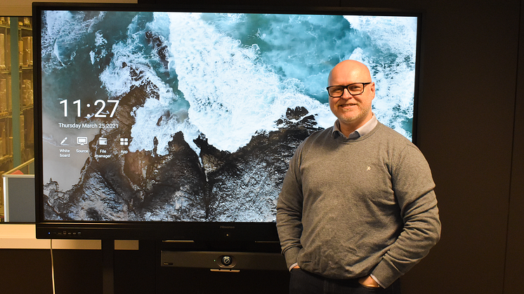 Foto: Morten Rustad, produktsjef i CBK Distribusjon AS foran en Hisense Interaktiv skjerm med Yealink UVC40 Video Soundbar.