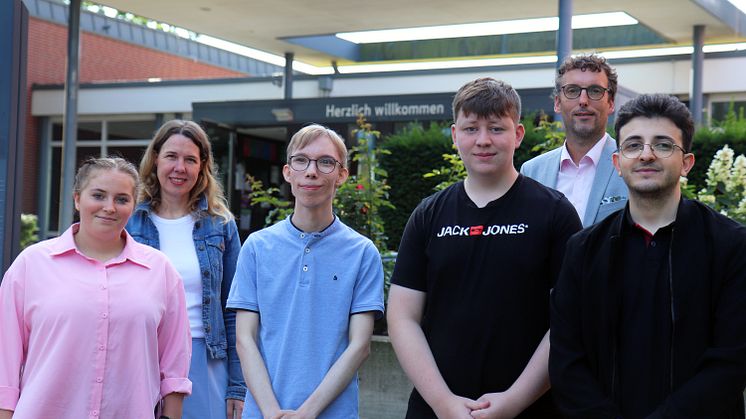 Lilly Witt, Silke Bullermann (Ausbildungsleiterin IHK-Berufe), Erik Harms, Fabian Süttmann, Jürgen Kolde (Ausbildungsleiter der nicht IHK-Berufe), Samir Alkhal